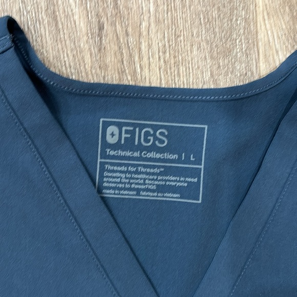 Figs Casma Three pocket women’s scrub top. - Picture 2 of 3